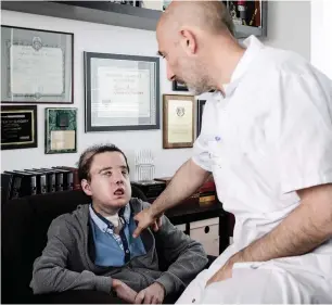  ?? AFP ?? French medicine professor Laurent Lantieri with his patient Jerome Hamon. —