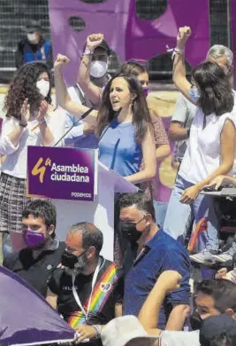  ?? FERNANDO ALVARADO / EFE ?? Ione Belarra (centro), en la asamblea celebrada en Alcorcón, ayer.