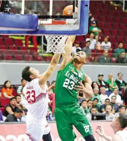  ?? RIO DELUVIO ?? WALANG sini-sino si Pasaol sa depensa maging laban sa 6-foot-6 na si Ben Mbala ng La Salle.