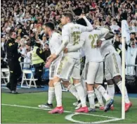  ??  ?? Vinicius y el Madrid celebran el 1-0 en el Clásico.