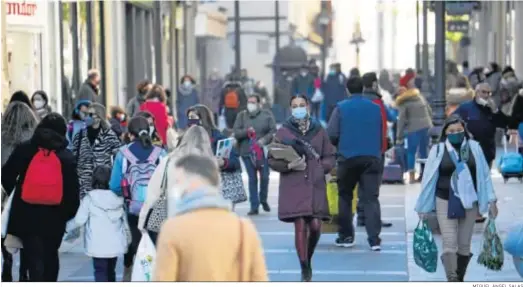  ?? MIGUEL ÁNGEL SALAS ?? Varias personas pasean por el Centro de Córdoba.