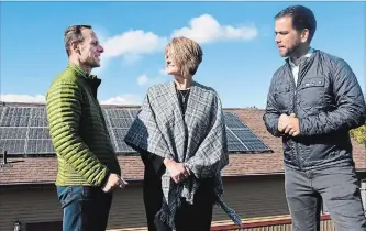  ?? TAYLOR CLYSDALE PETERBOROU­GH THIS WEEK ?? Anthony Santilli of Bullfrog Power, Chief Laurie Carr of Hiawatha First Nation and Marcelo Lu of BASF Canada talk in front of new solar panels on the Old Railroad Stop store and gas bar.