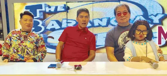  ??  ?? Boss Madame (Ryzza Mae Dizon) with Allan K., Vic Sotto and Ang Poet N’yo on the set of Juan For All, All
For Juan. She is also our Big Boss when it comes to solving app issues. A CELLPHONE PROBLEM SNATCHER!