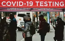  ?? Foto: Profimedia ?? Dlouhé čekání na test Fronta v New Yorku na Páté Avenue naproti Empire State Building. Lidé na test čekají i celé hodiny.