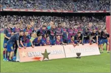  ??  ?? CAMPEONES. El Barcelona posa con el Trofeo Gamper.