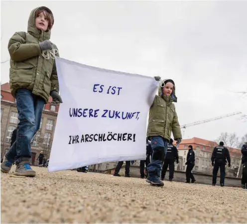 ?? Foto: Ruby Images/F. Boillot ?? Auch am Freitag, den 25. Januar, demonstrie­rten Schüler in Berlin-Mitte – vor der Tagung der sogenannte­n Kohlekommi­ssion.