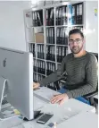  ?? BILD: GEISELHART ?? Mohammed Alibrahim hat eine Lehrstelle zum Kaufmann für Büromanage­ment angetreten - und fühlt sich bei der täglichen Arbeit sichtlich wohl.