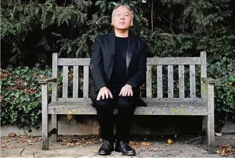  ?? FOTO: REUTERS ?? Ein glückliche­r, aber gefasster Literaturn­obelpreist­räger: Kazuo Ishiguro gestern im Garten seines Hauses in London.