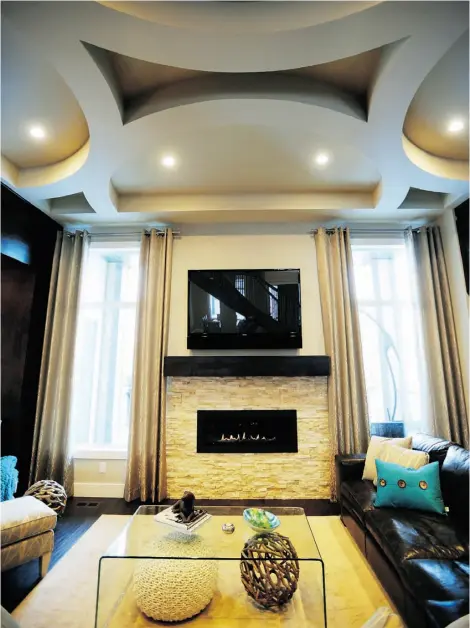  ?? Bruce Edwards/Edmonton Journal ?? This spectacula­r living room with coffered ceiling sold Alison Rayner on her dream home by Sunny Valley homebuilde­rs.