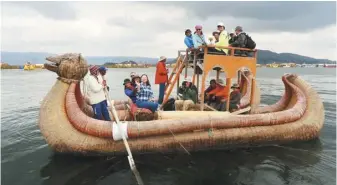 ??  ?? 滴滴喀喀湖的香蒲草觀­光龍舟。