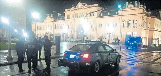  ?? MARIO SAYES ?? Operativo. Efectivos policiales vigilaban el perímetro de la Casa Rosada, tras el incidente con el Suzuki queavanzó por Balcarce.