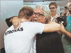  ??  ?? EMOCIONADO. Keke Rosberg, feliz ante el logro de su hijo Nico.