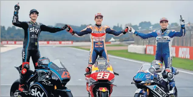  ??  ?? TÍTULOS. A pesar de la intensa lluvia caída ayer en el Ricardo Tormo, Bagnaia, Márquez y Martín pudieron hacerse la tradiciona­l fotografía de los tres campeones del Mundial.