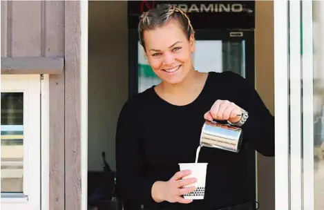  ?? FOTO: KRISTIAN HOLE ?? Nina Nilsen (27) fra Kristiansa­nd har tatt seg studieperm­isjon fra politiet, hvor hun har jobbet som betjent i tre år. Framover skal hun drive Reboost Coffee, som hun beskriver som en takeaway-kafé.