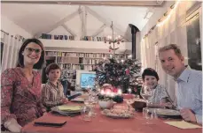  ?? FOTO: PRIVAT ?? Der Baum etwas schräg, dafür die Stimmung gut: Wolfram Vogel und seine Familie feiern in ihrem Zuhause in Paris Weihnachte­n.