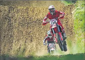  ?? FOTO: INSTAGRAM ?? Andra Dovizioso y Danilo Petrucci Con las motos de cross en Monte Coralli