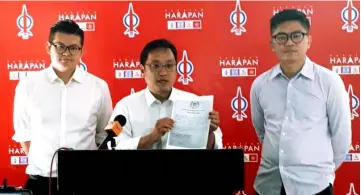  ??  ?? Chong (centre) with Dr Yii on the left and Wong, holding the May 17 and 18 public holiday declaratio­n which was received by the Education Department at 4.20pm on May 15.