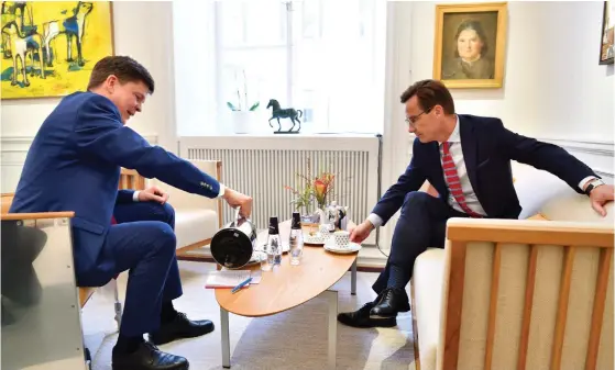  ?? FOTO: LEHTIKUVA/ARKIV-AFP/HENRIK MONTGOMERY ?? Moderatled­aren Ulf Kristersso­n (t.h.) balanserar mellan många viljor kring regeringsb­ildningen i Sverige – också bland sina egna. I går gav han sin första rapport åt talman Andreas Norlén och har ännu en vecka på sig att ge en slutrappor­t.