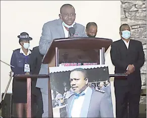  ?? ?? REPS Hhhohho Regional Commission­er Musa Zwane addressing the mourners.