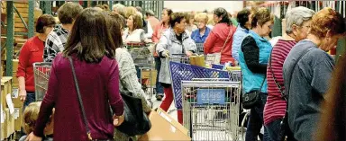  ?? Janelle Jessen/Herald-Leader ?? Customers crowded the aisles of DaySpring’s warehouse during the outlet sale on Friday morning.