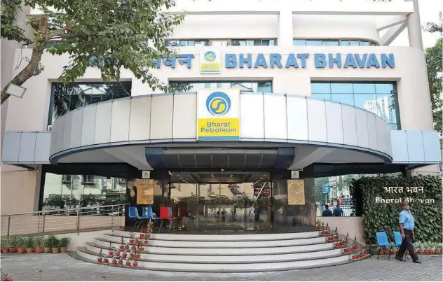  ?? Reuters ?? ±
A security guard stands in front of the regional head office of Bharat Petroleum in Kolkata, India.