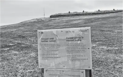  ?? JOHN MCPHEE • THE CHRONICLE HERALD ?? A COVID-19 closure sign is seen at Citadel Hill National Historic Site in Halifax.