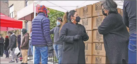  ??  ?? Volunteer Gloria Martinez (left) speaks with Moncayo during a distributi­on event.