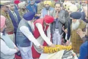  ??  ?? Punjab local bodies minister Navjot Singh Sidhu (3L), MLA OP Soni (C), SGPC secretary Roop Singh (R) during the last rites of veteran Akali leader Manjit Singh Calcutta in Amritsar. SAMEER SEHGAL/HT