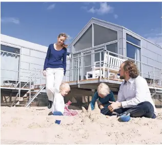  ?? FOTO: ANTON RÖSER ?? Platz für die ganze Familie bieten Strandhäus­er an der holländisc­hen Küste im Ferienpark Landal Beach Villas in Hoek van Holland.