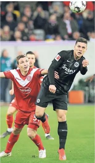  ?? FOTO: FALK JANNING ?? Luka Jovic (links, im Zweikampf mit Marcel Sobottka) erzielte beim Frankfurte­r 7:1 über Fortuna fünf Tore.