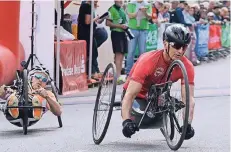  ??  ?? Auf dem Weg zum Sieg: Johan Reekers gewinnt die Handbiker-Trophy innerhalb des Korschenbr­oicher City-Laufs, Drazen Boric (l.) wird Dritter.