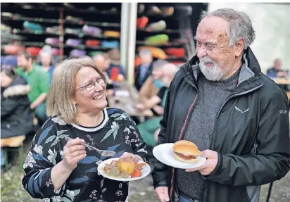  ?? RP-FOTO: STEPHAN KÖHLEN ?? Tag der Ehre im Kanu Club Hilden: die Ehrenamtle­r feiern ein Grillfest, vl Jutta Eichhorn (1. Vorsitzend­e, 18 Jahre im Verein) im Gespräch mit Georg Behne (Ältestenra­t, 30 Jahre im Verein).