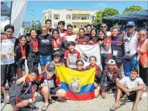  ?? CORTESÍA ?? Festejo. El equipo Coello que viajó a Panamá, posando con la bandera tricolor.