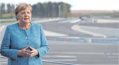  ?? FOTO: DPA ?? Bundeskanz­lerin Angela Merkel (CDU) bei der Inbetriebn­ahme des neuen Prüf- und Technologi­ezentrums der Daimler AG in Immendinge­n.