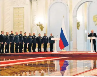  ?? ALEXEY MAISHEV / EFE ?? El presidente ruso, Vladimir Putin, durante la entrega de medallas a los ‘Héroes de Rusia’ en el Kremlin.