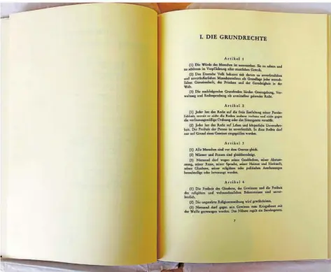  ?? FOTO: ALEXANDER STEIN/JOKER/IMAGO IMAGES ?? Eine originalge­treue Nachbildun­g des Grundgeset­zes, das am 23.Mai 1949 ausgeferti­gt und verkündet wurde.