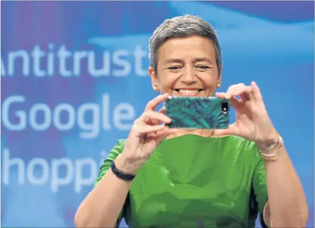  ?? [ Reuters ] ?? EU-Kommissari­n Margrethe Vestager bestraft Google – mit einem iPhone von Apple in der Hand.