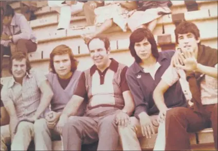  ?? FOTO: F.JORBA ?? Santi Mina (padre), Calderé, el delegado del Juvenil culé, Carrasco y Francesc Jorba, en su etapa en la cantera del Barça