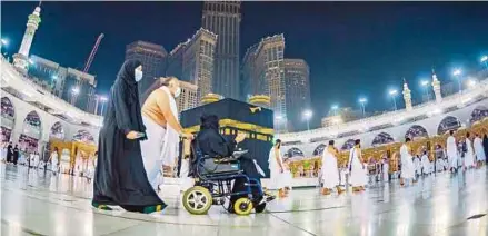  ??  ?? JEMAAH mengerjaka­n tawaf di Kaabah dalam suasana pandemik Covid-19 tahun lalu.