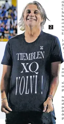  ?? ?? 2. Figura. Carlos Alberto Juárez, exjugador del club, recibió un homenaje, y sorprendió a todos con la camiseta “Tiemblen xq volví” versión 2024. Él popularizó la frase en 2003.