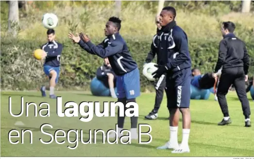  ?? JORGE DEL ÁGUILA ?? Jugadores de la Balompédic­a Linense se ejercitan durante un entrenamie­nto de esta temporada.