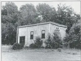  ?? ST. CATHARINES MUSEUM, WILFRED A. L. MILLER COLLECTION, 6122-N. ?? This transforme­r building constructe­d in 1906 by the Lincoln Electric Light and Power Co. was a key last link between the generators at Decew Falls and the city’s hydro consumers.