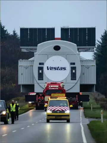  ?? ?? Vindmøller er fortsat Vestas’ guldaeg, der giver udsigt til god indtjening på den anden side af et skuffende 2022 og et forventet dårligt 2023. Her ses verdens største vindmøllet­ransport. Arkivfoto: René Schütze