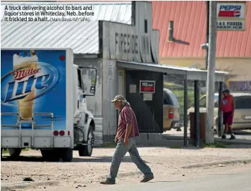 ?? (Mark Davis/AP/SIPA) ?? A truck delivering alcohol to bars and liquor stores in Whiteclay, Neb. before it trickled to a halt.