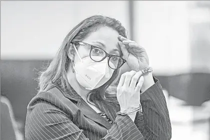  ?? ?? ▲ Virginia Laparra, ex fiscal anticorrup­ción de Guatemala, ayer en el Palacio de Justicia. Foto Afp