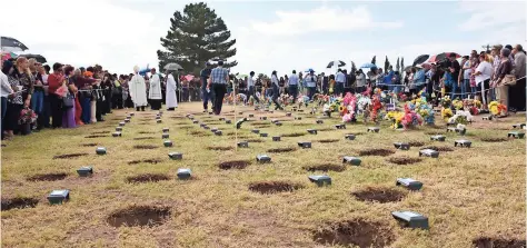  ??  ?? AprovechAr­on el Día de Muertos para darles cristiana sepultura