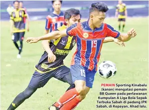  ??  ?? PEMAIN Sporting Kinabalu (kanan) mengatasi pemain BB Queen pada perlawanan Kumpulan A Liga Bola Sepak Terbuka Sabah di padang IPK Sabah, di Kepayan, Ahad lalu.