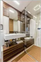  ??  ?? La salle de bain est installée entre la suite propriétai­re et la cabine du skipper pour une isolation phonique renforcée par rapport à la salle moteur.