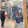  ?? FOTO: WYLDE / DPA ?? Fahrgäste stürmen aus einem U-BahnWagen in einer Station im New Yorker Stadtteil Brooklyn.