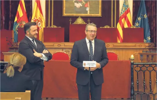  ?? EFE ?? El alcalde de Elche, Pablo Ruz, y el presidente de la Diputación de Alicante, Toni Pérez, en la firma del acuerdo para el centro de congresos